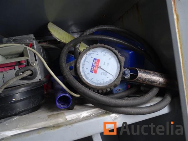 Grote foto metalen kast en zijn inhoud agrarisch oogstmachines