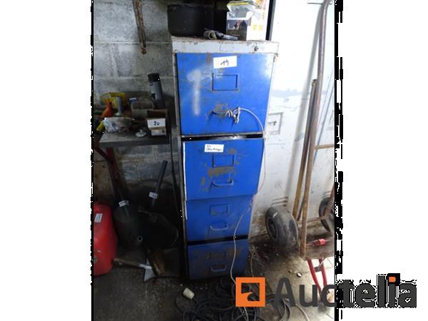 Grote foto metalen kast en zijn inhoud karting accessoires plank met radio agrarisch oogstmachines