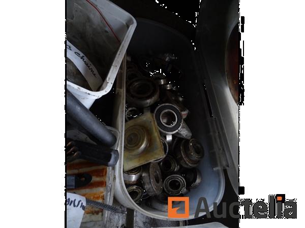 Grote foto metalen kast en zijn inhoud karting accessoires plank met radio agrarisch oogstmachines