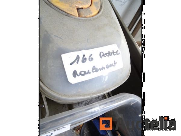 Grote foto metalen kast en zijn inhoud karting accessoires plank met radio agrarisch oogstmachines