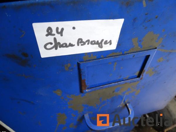 Grote foto metalen kast en zijn inhoud karting accessoires plank met radio agrarisch oogstmachines