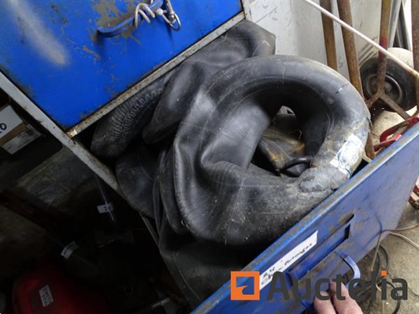 Grote foto metalen kast en zijn inhoud karting accessoires plank met radio agrarisch oogstmachines