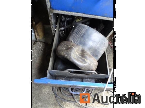Grote foto metalen kast en zijn inhoud karting accessoires plank met radio agrarisch oogstmachines
