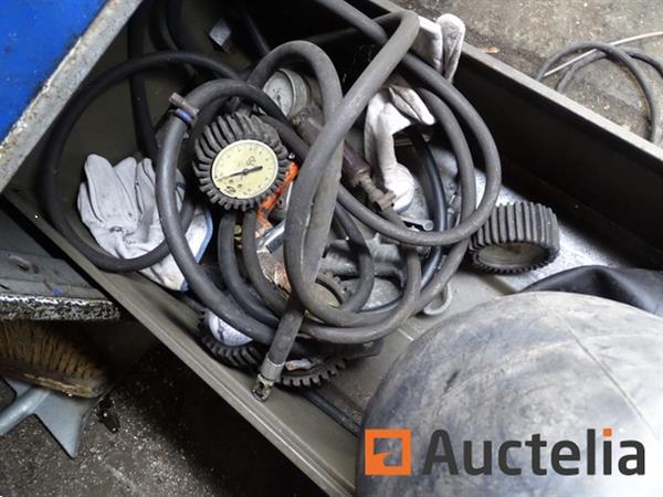 Grote foto metalen kast en zijn inhoud karting accessoires plank met radio agrarisch oogstmachines