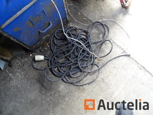Grote foto metalen kast en zijn inhoud karting accessoires plank met radio agrarisch oogstmachines