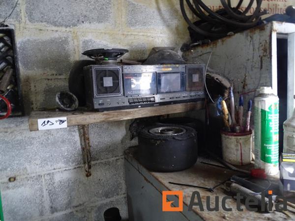 Grote foto metalen kast en zijn inhoud karting accessoires plank met radio agrarisch oogstmachines