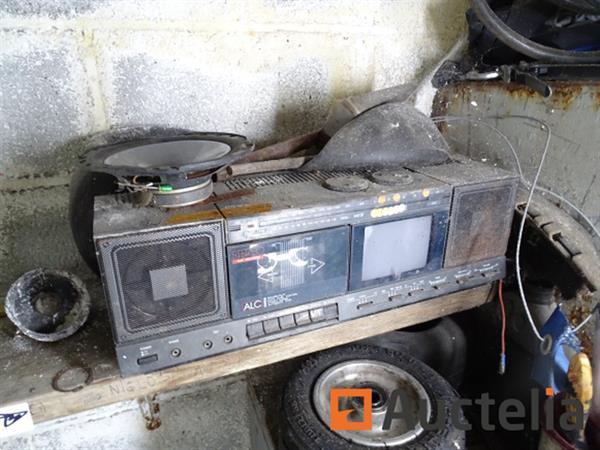 Grote foto metalen kast en zijn inhoud karting accessoires plank met radio agrarisch oogstmachines