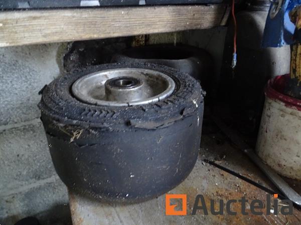 Grote foto metalen kast en zijn inhoud karting accessoires plank met radio agrarisch oogstmachines