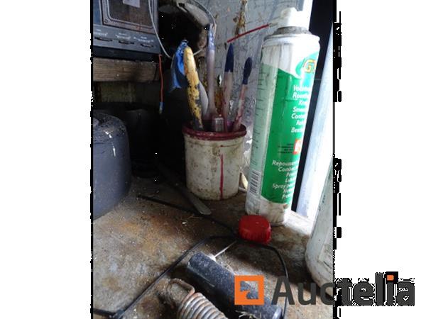 Grote foto metalen kast en zijn inhoud karting accessoires plank met radio agrarisch oogstmachines
