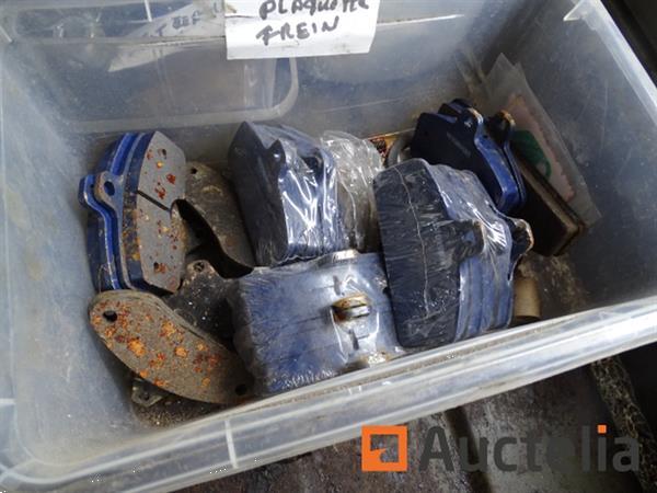 Grote foto metalen kast en zijn inhoud karting accessoires plank met radio agrarisch oogstmachines