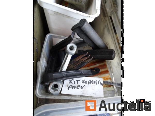 Grote foto metalen kast en zijn inhoud karting accessoires plank met radio agrarisch oogstmachines