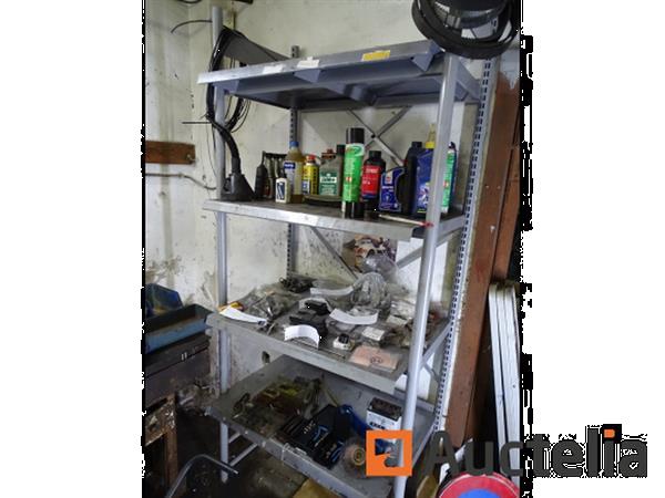 Grote foto metalen plank en de inhoud ervan doe het zelf en verbouw hefwerktuigen