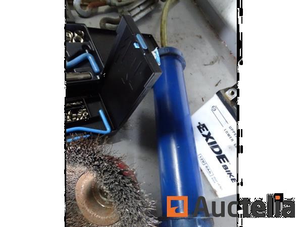 Grote foto metalen plank en de inhoud ervan doe het zelf en verbouw hefwerktuigen