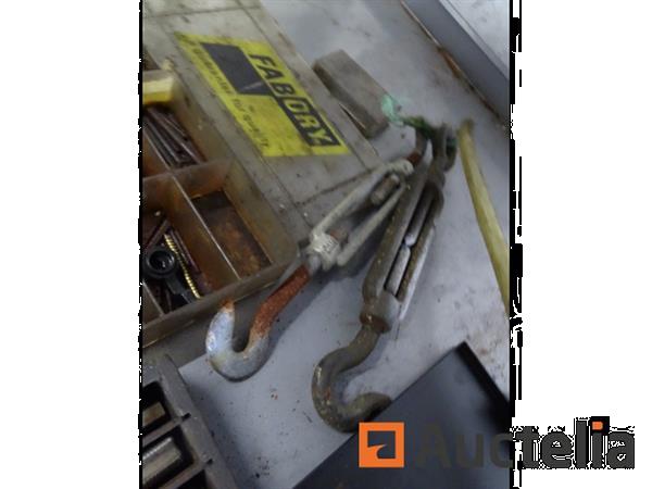 Grote foto metalen plank en de inhoud ervan doe het zelf en verbouw hefwerktuigen