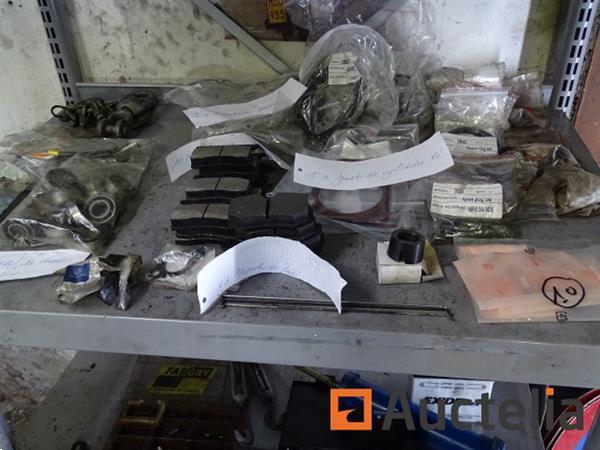 Grote foto metalen plank en de inhoud ervan doe het zelf en verbouw hefwerktuigen