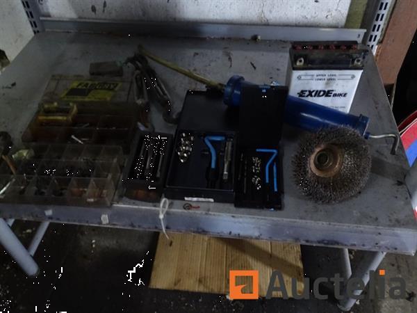 Grote foto metalen plank en de inhoud ervan doe het zelf en verbouw hefwerktuigen