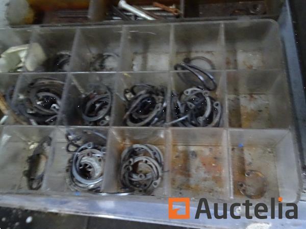 Grote foto metalen plank en de inhoud ervan doe het zelf en verbouw hefwerktuigen