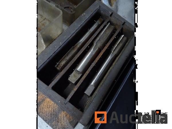 Grote foto metalen plank en de inhoud ervan doe het zelf en verbouw hefwerktuigen
