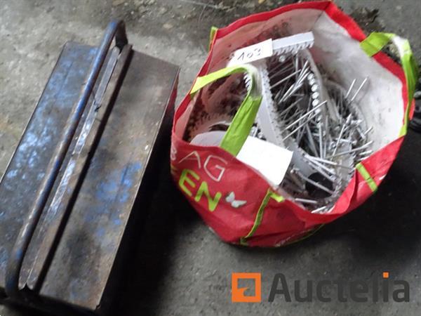 Grote foto metalen koffer met diverse bevestigingsmiddelen tas met zelfborende houtdraadschroeven doe het zelf en verbouw onderdelen en accessoires