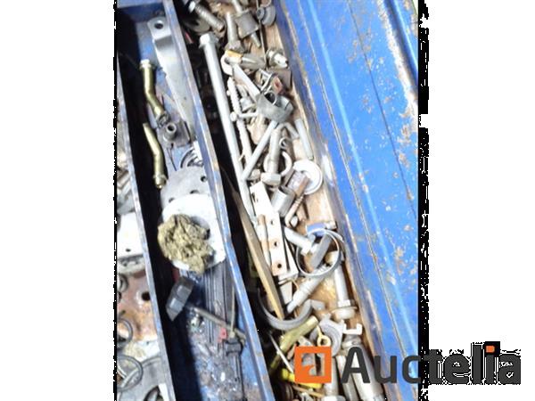 Grote foto metalen koffer met diverse bevestigingsmiddelen tas met zelfborende houtdraadschroeven doe het zelf en verbouw onderdelen en accessoires
