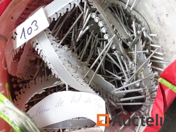 Grote foto metalen koffer met diverse bevestigingsmiddelen tas met zelfborende houtdraadschroeven doe het zelf en verbouw onderdelen en accessoires
