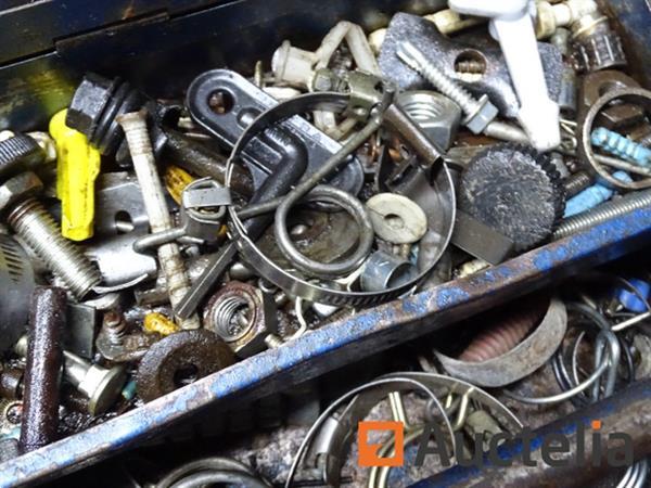 Grote foto metalen koffer met diverse bevestigingsmiddelen tas met zelfborende houtdraadschroeven doe het zelf en verbouw onderdelen en accessoires
