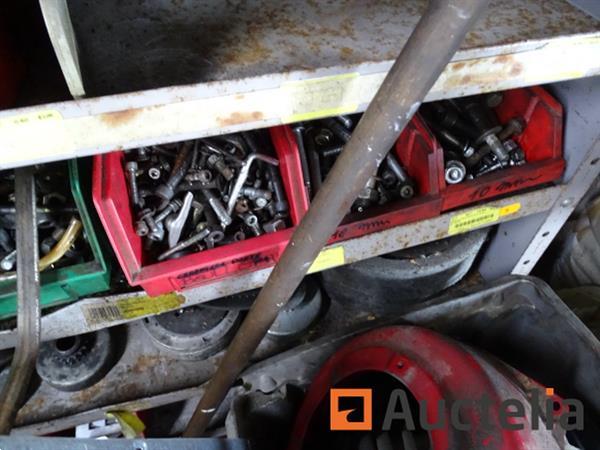Grote foto 3 metalen planken met inhoud doe het zelf en verbouw hefwerktuigen