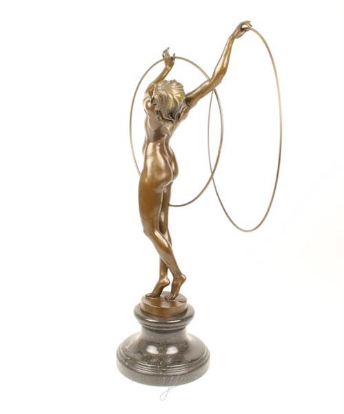 Grote foto een bronzen beeld sculptuur van een naakte hoelahoep danseres tuin en terras tuindecoratie