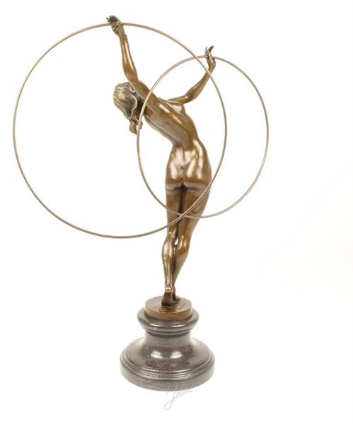 Grote foto een bronzen beeld sculptuur van een naakte hoelahoep danseres tuin en terras tuindecoratie