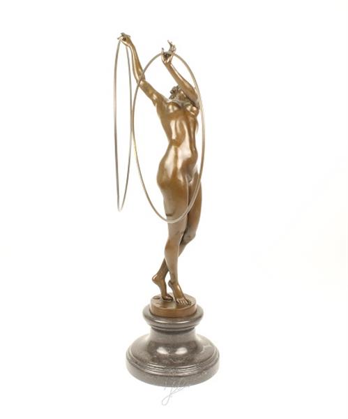 Grote foto een bronzen beeld sculptuur van een naakte hoelahoep danseres tuin en terras tuindecoratie