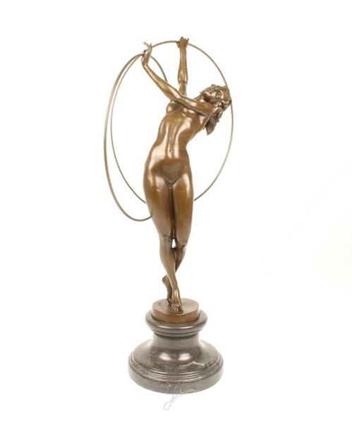 Grote foto een bronzen beeld sculptuur van een naakte hoelahoep danseres tuin en terras tuindecoratie