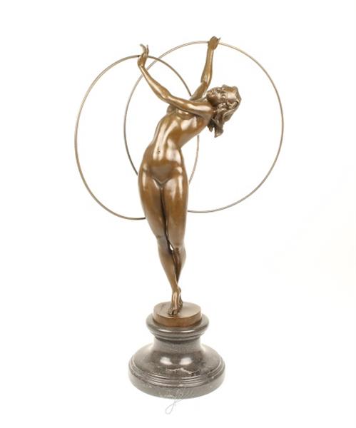 Grote foto een bronzen beeld sculptuur van een naakte hoelahoep danseres tuin en terras tuindecoratie