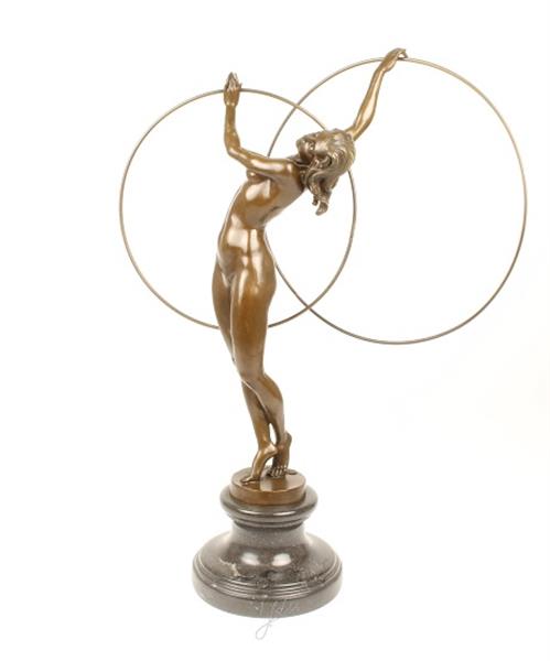 Grote foto een bronzen beeld sculptuur van een naakte hoelahoep danseres tuin en terras tuindecoratie