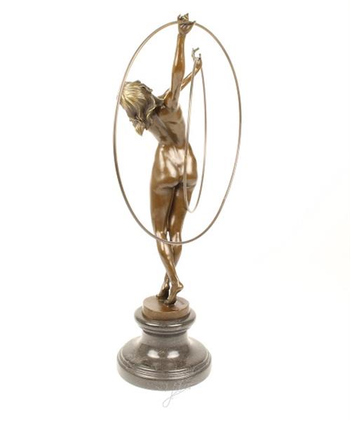 Grote foto een bronzen beeld sculptuur van een naakte hoelahoep danseres tuin en terras tuindecoratie