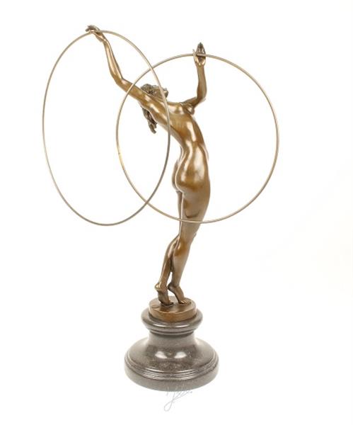 Grote foto een bronzen beeld sculptuur van een naakte hoelahoep danseres tuin en terras tuindecoratie