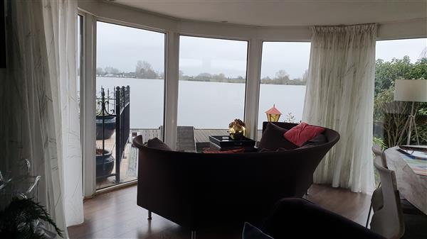 Grote foto riet een familie vakantiehuis aan het water. vakantie senioren