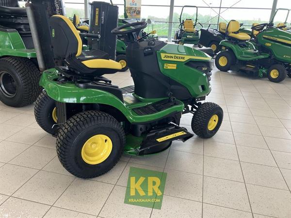 Grote foto john deere x127 692666 tuin en terras zitmaaiers