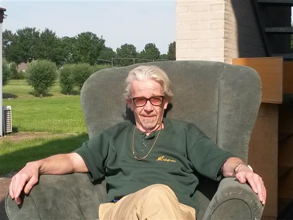 Grote foto kleine man met grote.... erotiek kietelaars