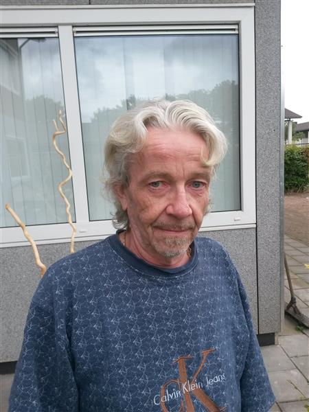 Grote foto kleine man met grote.... erotiek kietelaars