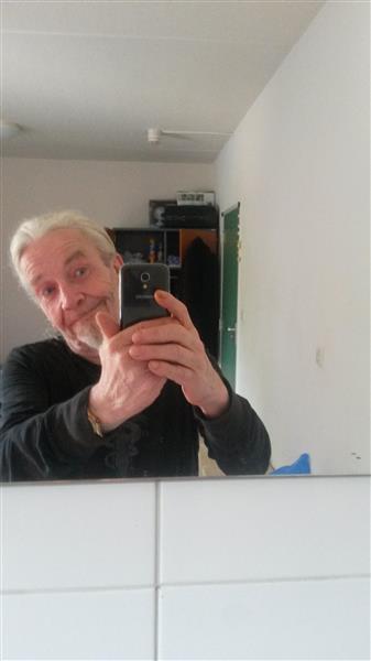 Grote foto kleine man met grote.... erotiek kietelaars