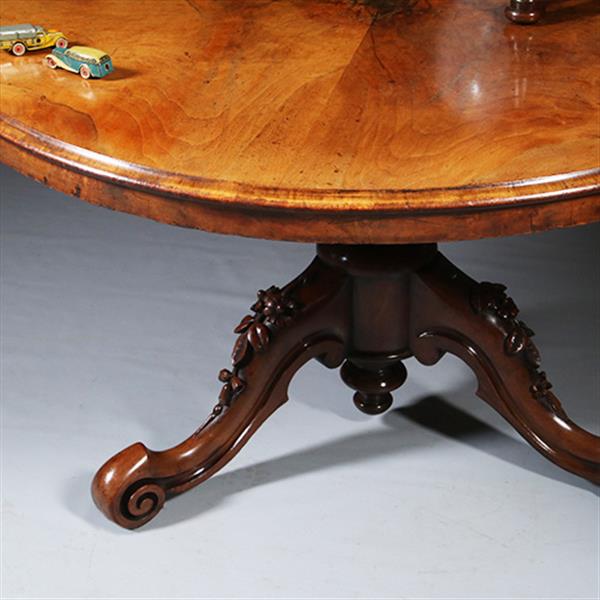 Grote foto ronde tilttop victoriaanse eetkamertafel in wild noten ca 1860 no.281415 antiek en kunst stoelen en banken