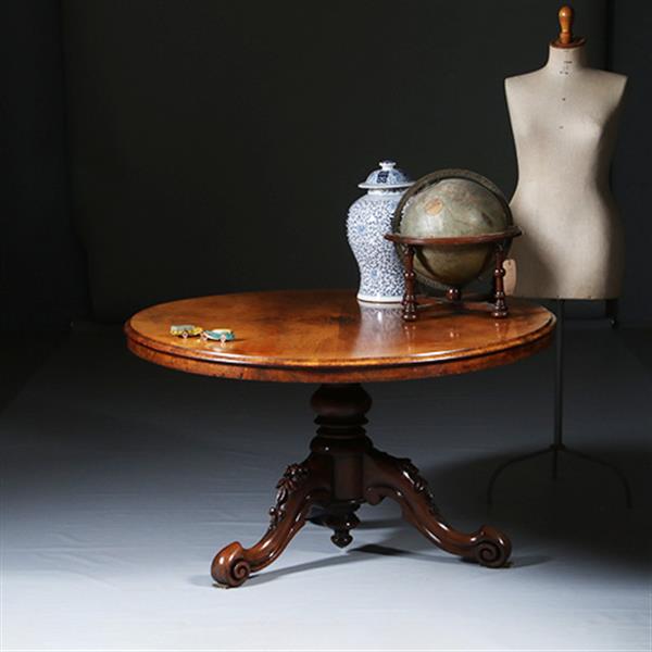 Grote foto ronde tilttop victoriaanse eetkamertafel in wild noten ca 1860 no.281415 antiek en kunst stoelen en banken