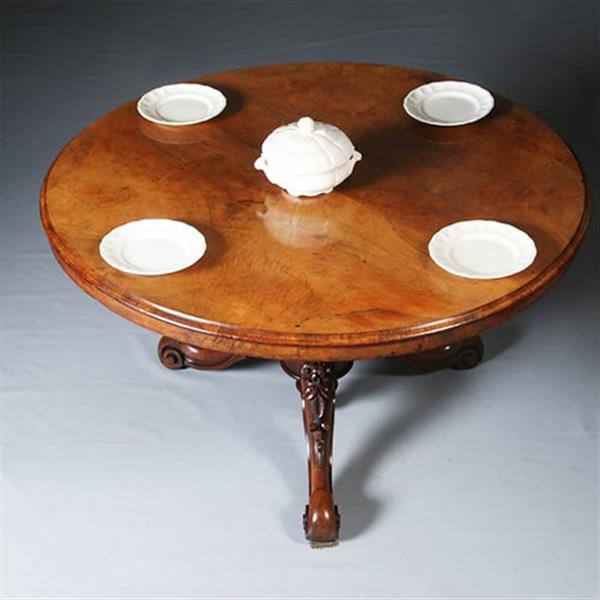 Grote foto ronde tilttop victoriaanse eetkamertafel in wild noten ca 1860 no.281415 antiek en kunst stoelen en banken