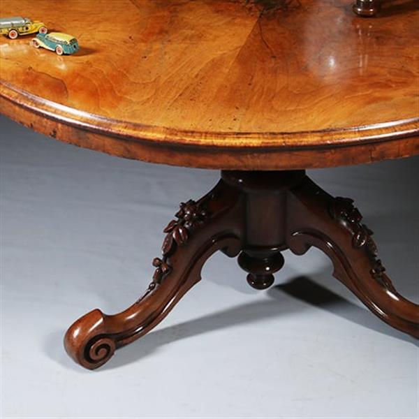 Grote foto ronde tilttop victoriaanse eetkamertafel in wild noten ca 1860 no.281415 antiek en kunst stoelen en banken