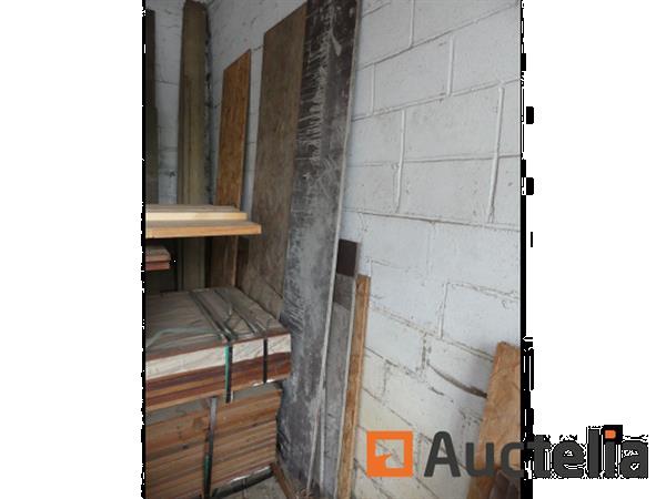 Grote foto sloophout grote hoeveelheid doe het zelf en verbouw ijzerwaren en bevestigingsmiddelen