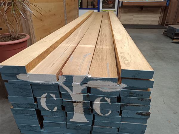Grote foto 52x180mm iroko 545cm doe het zelf en verbouw hout en planken