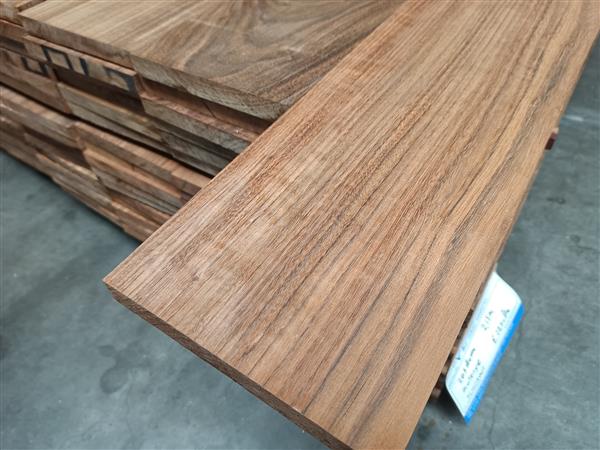 Grote foto 20x180mm mutenye walnoot 305cm doe het zelf en verbouw hout en planken