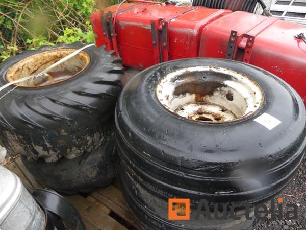 Grote foto 4 wielen voor machine agrarisch wielen