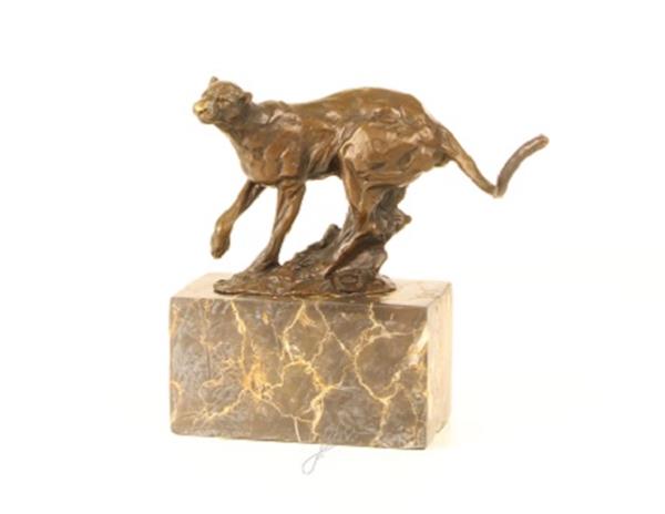 Grote foto een bronzen beeld sculptuur van een rennende poema tuin en terras tuindecoratie