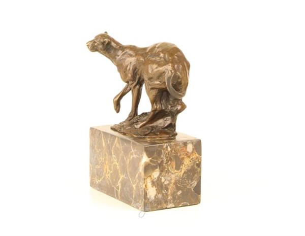 Grote foto een bronzen beeld sculptuur van een rennende poema tuin en terras tuindecoratie